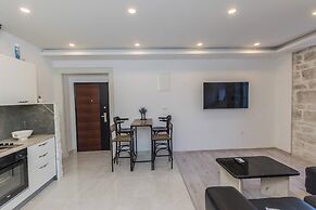 A 2 - Spacious apt on Seafront With the sea View