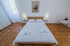 A 2 - Spacious apt on Seafront With the sea View