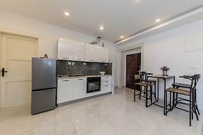 A 2 - Spacious apt on Seafront With the sea View