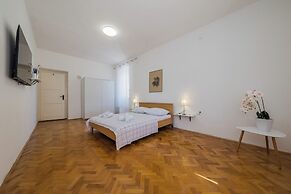 A 2 - Spacious apt on Seafront With the sea View