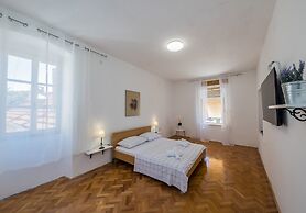 A 2 - Spacious apt on Seafront With the sea View