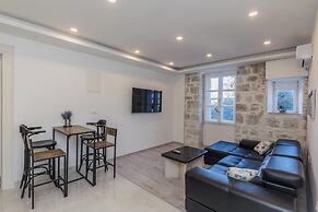 A 2 - Spacious apt on Seafront With the sea View