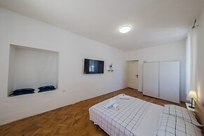 A 2 - Spacious apt on Seafront With the sea View