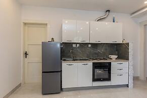 A 2 - Spacious apt on Seafront With the sea View