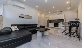 A 2 - Spacious apt on Seafront With the sea View