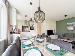 Luxurious Holiday Home With Parking