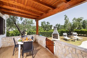 Apartment With Communal Pool