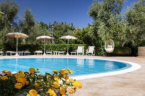 Apartment With Communal Pool