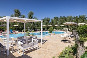 Apartment With Communal Pool
