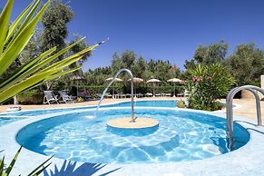 Apartment With Communal Pool