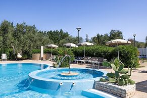 Apartment With Communal Pool