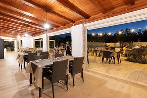 Apartment With Communal Pool