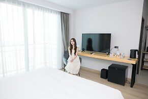 The Horizon Groove Hotel