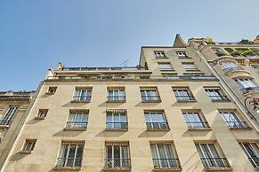 Very Nice Apartment With Terrace Neuilly