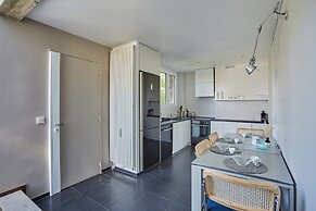 Very Nice Apartment With Terrace Neuilly