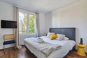 Very Nice Apartment With Terrace Neuilly