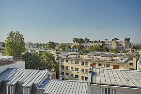 Very Nice Apartment With Terrace Neuilly