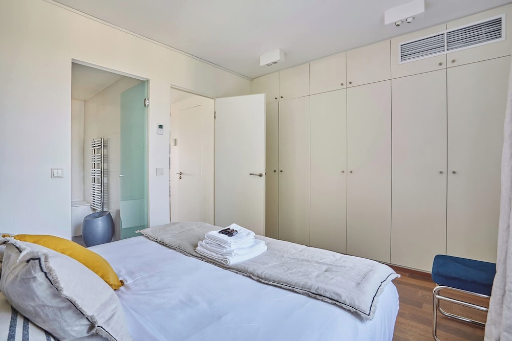 Very Nice Apartment With Terrace Neuilly