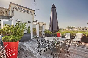 Very Nice Apartment With Terrace Neuilly