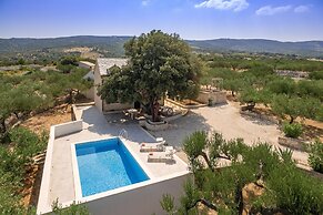 Charming Villa With Swimming Pool