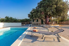 Charming Villa With Swimming Pool