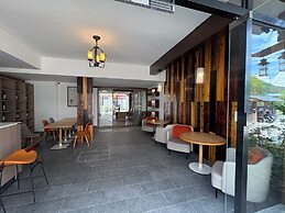 Castle peak yard Inn Guilin
