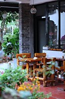 Castle peak yard Inn Guilin