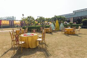Royal Mansion Lawns
