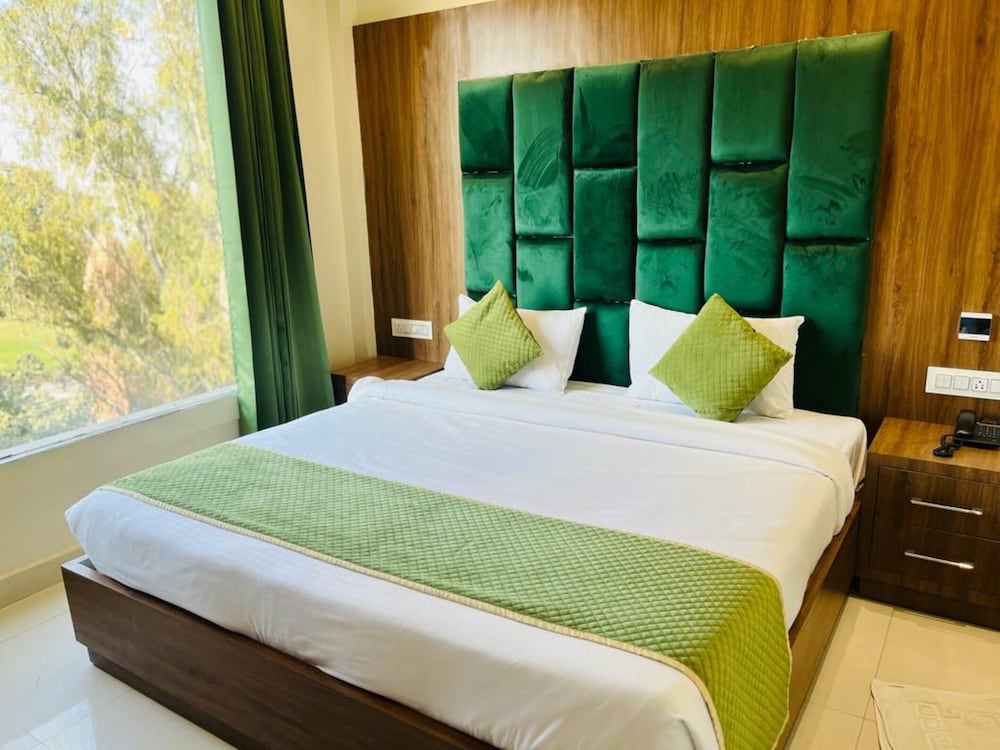 Goroomgo Global Inn Amritsar