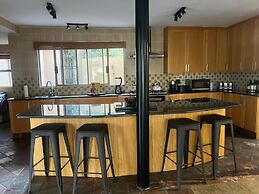 Bryanston Luxurious 4-Bed Villa