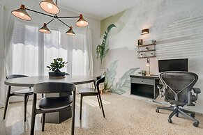 Sleek Apartment With Pool Parking
