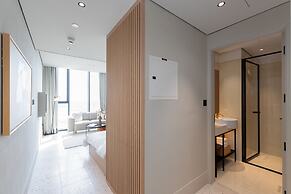 Business Bay Chic Studio w Pool Gym
