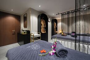 Le Premier Hotel & Rooftop Bar