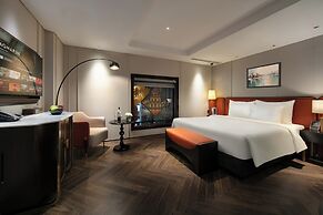 Le Premier Hotel & Rooftop Bar