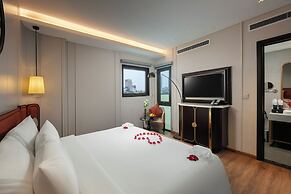 Le Premier Hotel & Rooftop Bar