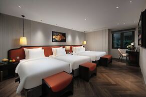 Le Premier Hotel & Rooftop Bar