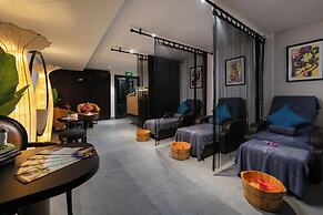 Le Premier Hotel & Rooftop Bar