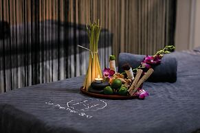 Le Premier Hotel & Rooftop Bar
