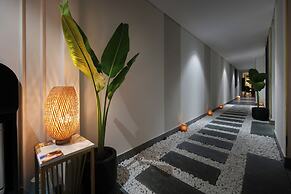 Le Premier Hotel & Rooftop Bar