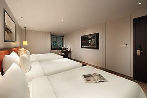 Le Premier Hotel & Rooftop Bar