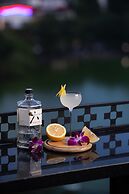 Le Premier Hotel & Rooftop Bar