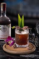 Le Premier Hotel & Rooftop Bar