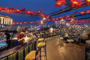 Le Premier Hotel & Rooftop Bar