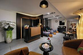Le Premier Hotel & Rooftop Bar