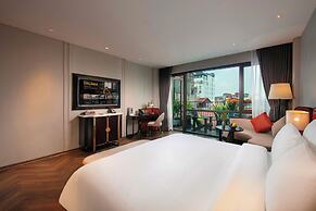 Le Premier Hotel & Rooftop Bar