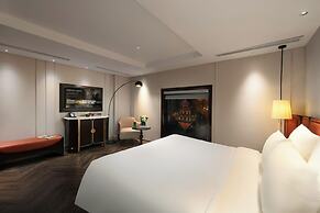 Le Premier Hotel & Rooftop Bar