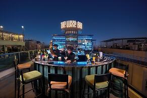 Le Premier Hotel & Rooftop Bar