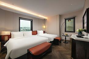 Le Premier Hotel & Rooftop Bar