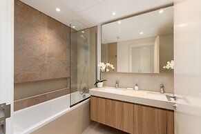 Sleek 2BR at Downtown Close to Dubai Mall