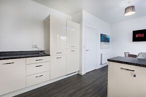 House - Sleeps 10 - Parking - Wifi